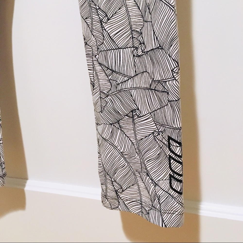 ⭐️ Lorna Jane Black Island Active Core Capri Leggings - Picture 3 of 6